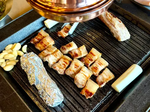 金豬食堂開箱!菜單價格低消600元 開幕發號碼牌:沒訂位吃得到 ▲金豬食堂熟成豬五花,層次分明口感好。(圖/記者蕭涵云攝)