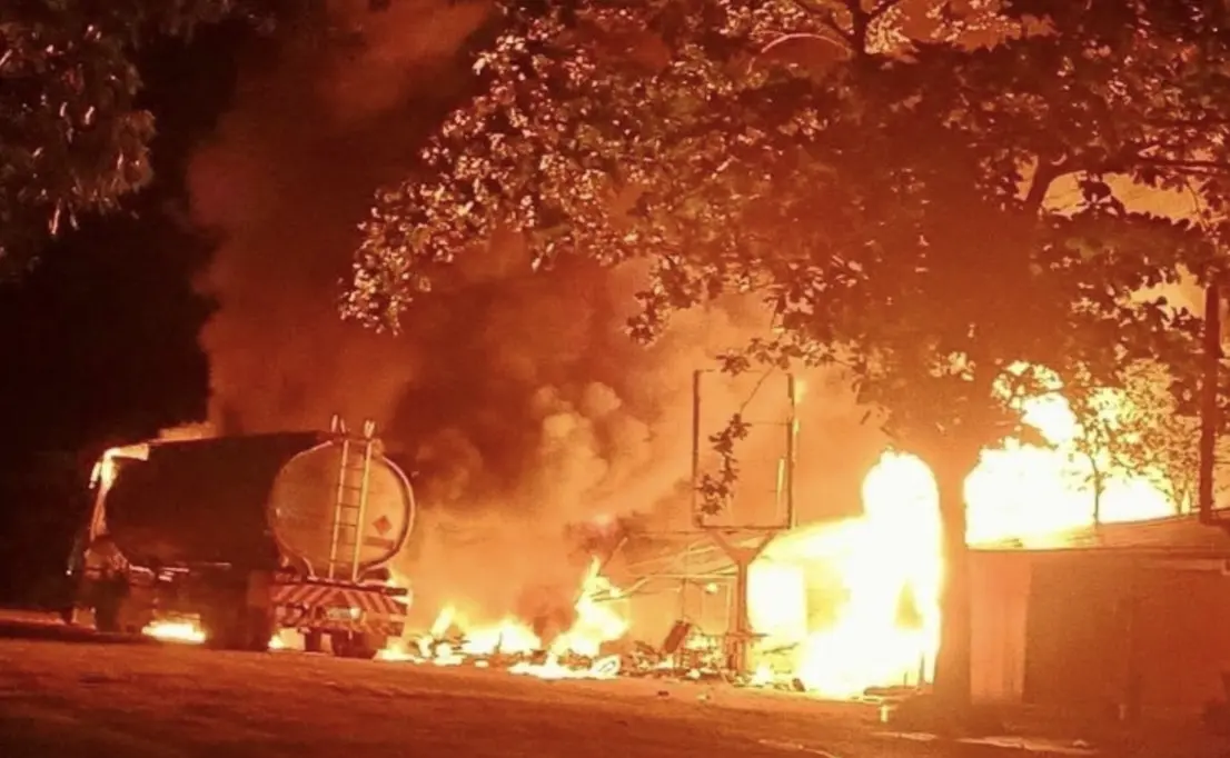 ▲柬埔寨民宅前油罐車爆炸，三名青少年慘死。（圖／翻攝自柬中時報）