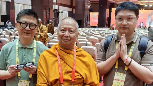 ▲宓雄(左)與聯合國衛塞節國際委員會主席梵智長老(中)。(圖/上趣創意延展提供) ▲宓雄(左)與聯合國衛塞節國際委員會主席梵智長老(中)。(圖/上趣創意延展提供)