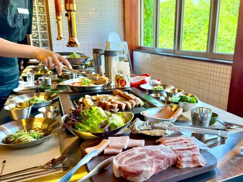 ▲金豬食堂豬肉到豬皮都口感香嫩又多汁。（圖／記者蕭涵云攝）