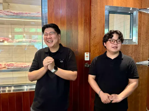 ▲金豬食堂韓國代表，左起：金根浩김근호、安煐彬안영빈，親自來台坐鎮。（圖／記者蕭涵云攝）