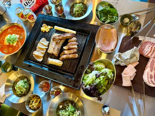 ▲金豬食堂每人低消600元，菜單分為單點與套餐。（圖／記者蕭涵云攝）