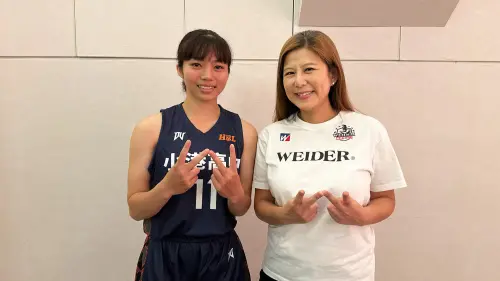 ▲美國威德針對高中運動賽事贊助、獎學金及提供營養補給產品，用實際行動為年輕球員提供實質支持。照片左至右為：113學年度威德眾星獎助計畫得主-小港高中黃子芸同學、美國威德亞洲執行副總Maria Chen。（圖／美國威德台灣經營團隊提供）