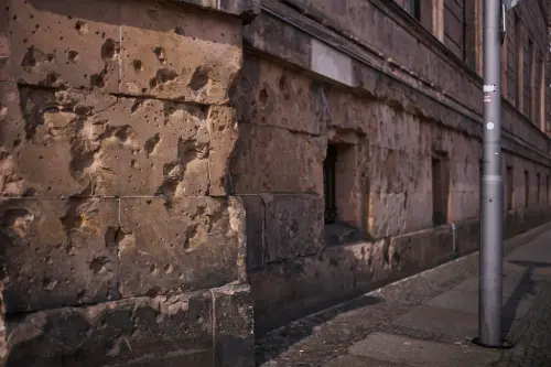 ▲第二次世界大戰結束八十年後，德國柏林市中心一棟房屋的外牆仍留有砲彈留下的彈孔。（圖／達志影像／美聯社）