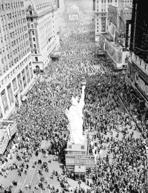 ▲1945年5月8日，隨歐洲勝利日慶祝活動持續到深夜，人民擠滿紐約時代廣場。（圖／達志影像／美聯社）