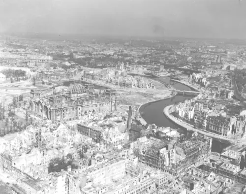 ▲1945年7月10日，在美英多次空襲後，德國首都柏林大片區域遭到毀壞，畫面左側中央的圓頂建物，是嚴重受損的德國國會大廈。（圖／達志影像／美聯社）