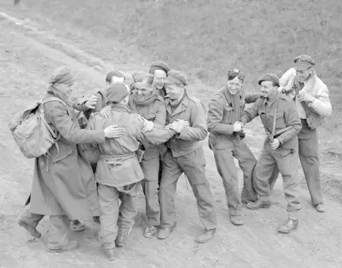 ▲1945年5月4日，剛被德軍釋放的英國戰俘，與偵查隊會合。（圖／達志影像／美聯社）