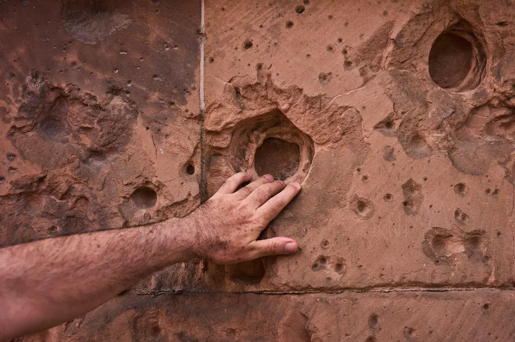 ▲二戰結束八十年後，柏林一處房屋仍能看到戰爭留下的彈痕。（圖／達志影像／美聯社）
