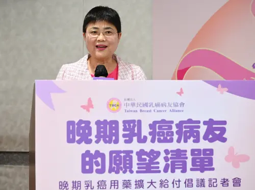 ▲中華民國乳癌病友協會今(7)日舉辦「晚期乳癌病友的願望清單－晚期乳癌用藥擴大給付倡議記者會」，黃淑芳理事長分享病友困境。