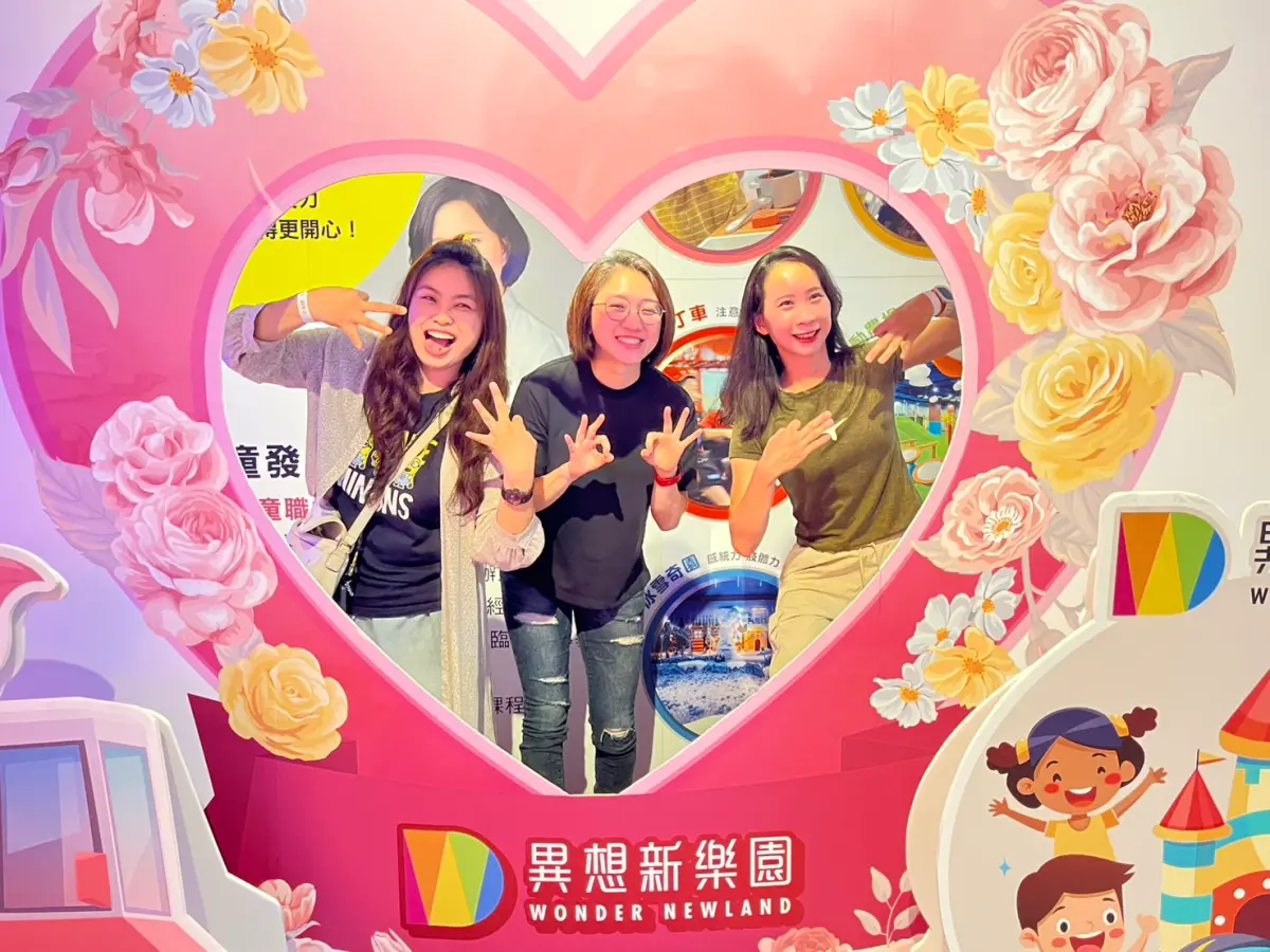 ▲台中市府消防局第三救災救護大隊與轄區異想新樂園聯手舉辦慰勞活動，女性隊員們樂翻了。（圖／主辦單位提供）