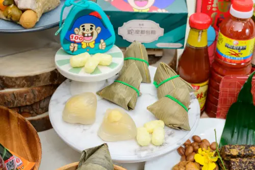 7-11多款創意聯名粽同步登場,像是「乖乖 蛇麼都包粽」還原經典奶油椰子口味乖乖。(圖/7-11提供) ▲7-11多款創意聯名粽同步登場,像是「乖乖 蛇麼都包粽」還原經典奶油椰子口味乖乖。(圖/7-11提供)