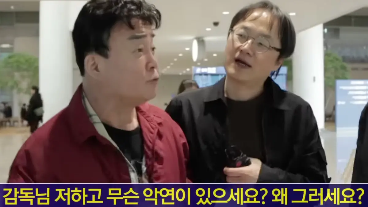 ▲指控韓國廚神白種元（左）霸凌的韓國節目製作人金在奐（右），今日上傳的全新影片中，他和白種元面對面對峙，而白種元看到他馬上說：「你為什麼總是針對我」，冤家互動吸引超過30萬次點閱。（圖／翻攝自스튜디오 오재나YouTube）