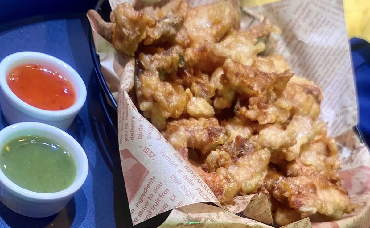 ▲近日有民眾在台北發現一家炸雞店推出特別的會員制度，只要繳交月費，每天都能到店兌換一份炸物，讓他好奇「炸雞會員制真的可行嗎？」（圖／翻攝自臉書粉專「夜店炸雞」）