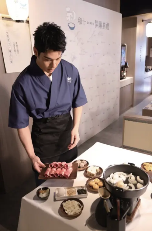 ▲周予天特地向劇組告假,出席力挺火鍋店開幕。(圖/十承十餐飲集團提供) ▲周予天特地向劇組告假,出席力挺火鍋店開幕。(圖/十承十餐飲集團提供)