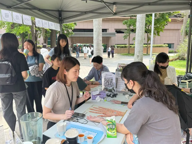 ▲今(8)日在中山醫大校園舉辦「2025醫療科技博覽會」，超過50家相關企業參與，與學生面對面交流。（圖／中山醫大提供）