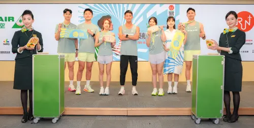 ▲長榮航空馬拉松今於宣告報名記者會現場邀請長跑選手周庭印(上圖中)一同展示各組別的裝備。（圖／主辦提供）