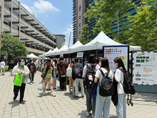 ▲中山醫大醫療科技博覽會今日在校園舉行，搶先為學生鋪設接軌產業直達車，吸引許多學生參加。（圖／中山醫大提供）