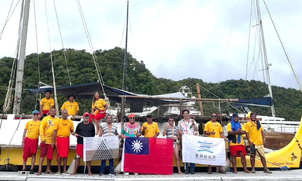 ▲帛琉籍無私分享號(AlinganoMaisu)帆船，由帛琉穿越太平洋，抵達我國台東縣蘭嶼舊開元港。(圖／海洋委員會提供)