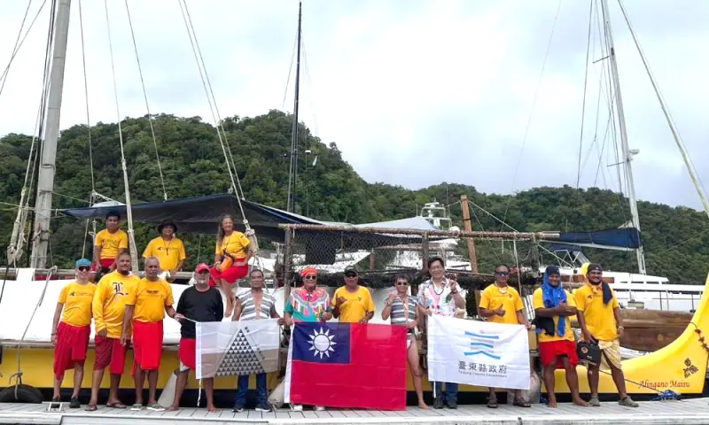 ▲帛琉籍無私分享號(AlinganoMaisu)帆船，由帛琉穿越太平洋，抵達我國台東縣蘭嶼舊開元港。(圖／海洋委員會提供)