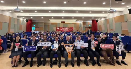 ▲超過50家醫藥、生技與健康科技相關企業參與，與學生面對面交流，協助學生掌握產業最新動態。（圖／中山醫大提供）