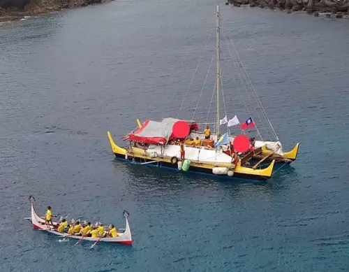 ▲帛琉籍無私分享號(AlinganoMaisu)帆船抵達我國台東縣蘭嶼舊開元港。(圖/海洋委員會提供) ▲帛琉籍無私分享號(AlinganoMaisu)帆船抵達我國台東縣蘭嶼舊開元港。(圖/海洋委員會提供)