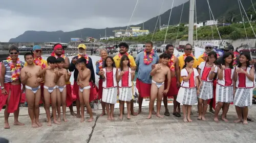 ▲帛琉籍無私分享號(AlinganoMaisu)帆船抵達我國台東縣蘭嶼舊開元港,受到蘭嶼雅美(達悟)族人熱烈歡迎。(圖/海洋委員會提供) ▲帛琉籍無私分享號(AlinganoMaisu)帆船抵達我國台東縣蘭嶼舊開元港,受到蘭嶼雅美(達悟)族人熱烈歡迎。(圖/海洋委員會提供)