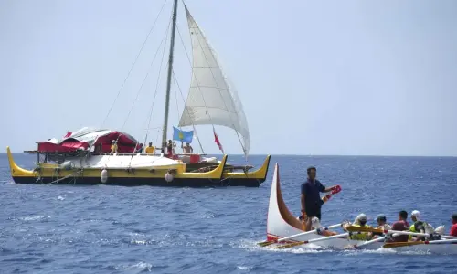 ▲帛琉籍無私分享號(AlinganoMaisu)帆船抵達我國台東縣蘭嶼舊開元港,由大舟伴航,開創南島傳統舟船國際交流。(圖/海洋委員會提供) ▲帛琉籍無私分享號(AlinganoMaisu)帆船抵達我國台東縣蘭嶼舊開元港,由大舟伴航,開創南島傳統舟船國際交流。(圖/海洋委員會提供)