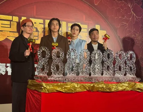 ▲《冥婚鬧泰大》兩位主角和監製、導演一起敲破88888888造型冰磚，期待台灣票房大發。（圖／記者蘇詠智攝）