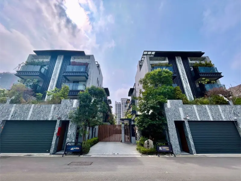 ▲北屯區單元12低密度規劃，居住品質優良，雙車位以上電梯別墅最受到青睞，圖為南興公園周邊別墅。（圖／信義房屋提供）