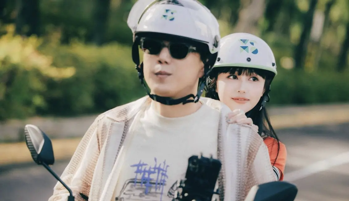 ▲視障歌手蕭煌奇（左）近期為拍MV首次「騎」機車上路，載歌手琳誼（右）到處吃美食，讓他打趣喊道：「騎車很好玩，解鎖交通工具，下次要挑戰開飛機。」（圖／相映音樂提供）