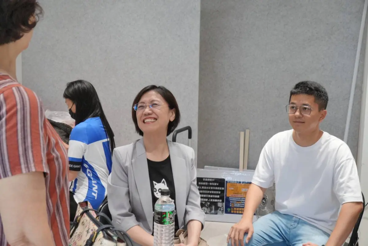 ▲國民黨立委翁曉玲今（8）日現身罷免吳沛憶攤位。（圖／取自李孝亮粉絲專頁）