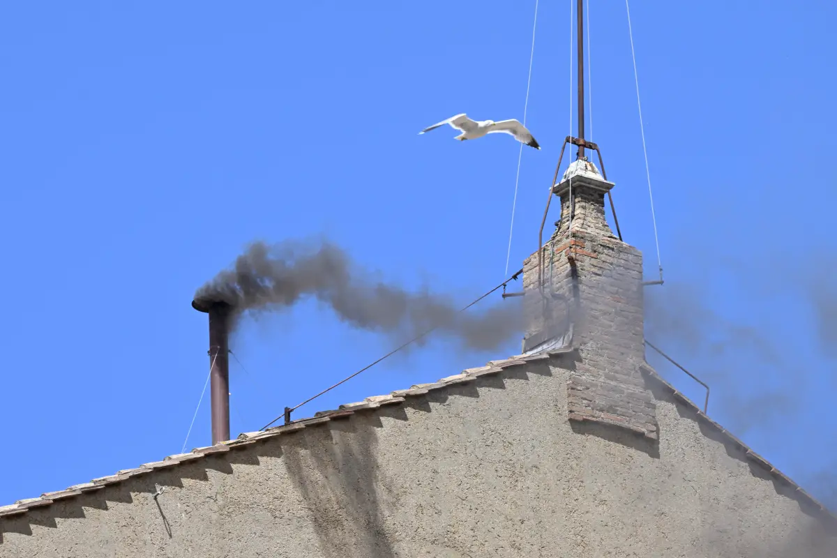 ▲梵蒂岡西斯汀教堂的煙囪8日早上冒出黑煙，經過第三輪選舉後，尚未選出新教宗。（圖／美聯社／達志影像）