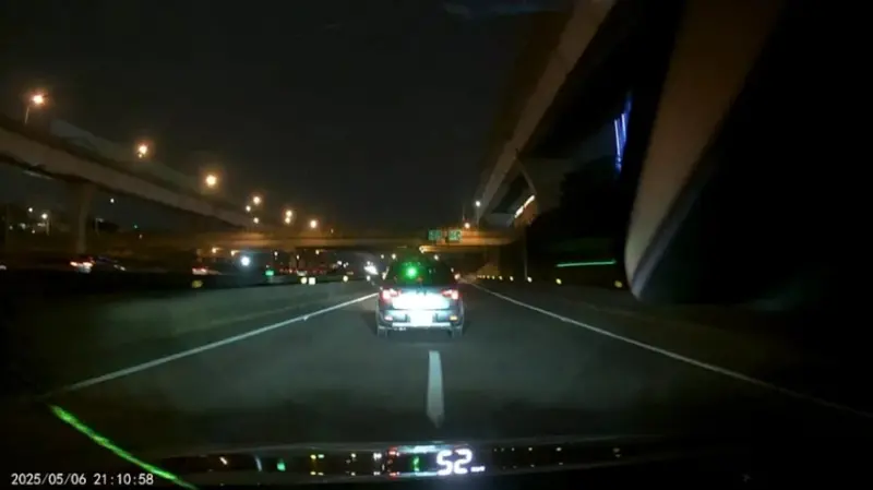 ▲雙方車輛在進入國道1號林口交流道南下匝道時，因變換車道發生行車糾紛，前方的車輛搶先一步匯入國道之後，竟突然從車內拿雷射筆，朝後方車輛頻頻照射。（圖／翻攝畫面）