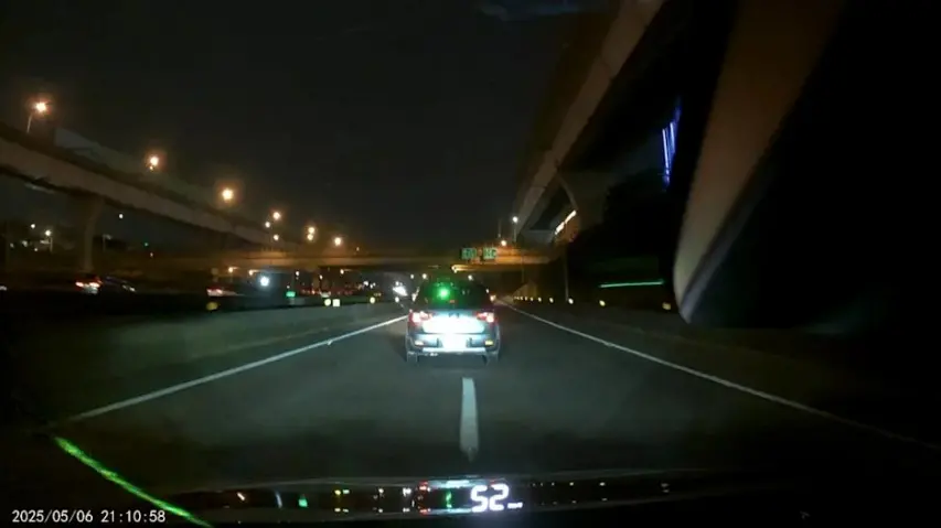 ▲雙方車輛在進入國道1號林口交流道南下匝道時，因變換車道發生行車糾紛，前方的車輛搶先一步匯入國道之後，竟突然從車內拿雷射筆，朝後方車輛頻頻照射。（圖／翻攝畫面）