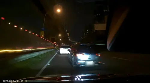 ▲2車行經國道1號林口交流道時發生行車糾紛，其中一位駕駛選擇讓步，但一時氣不過，閃大燈向前車示警。（圖／翻攝畫面）