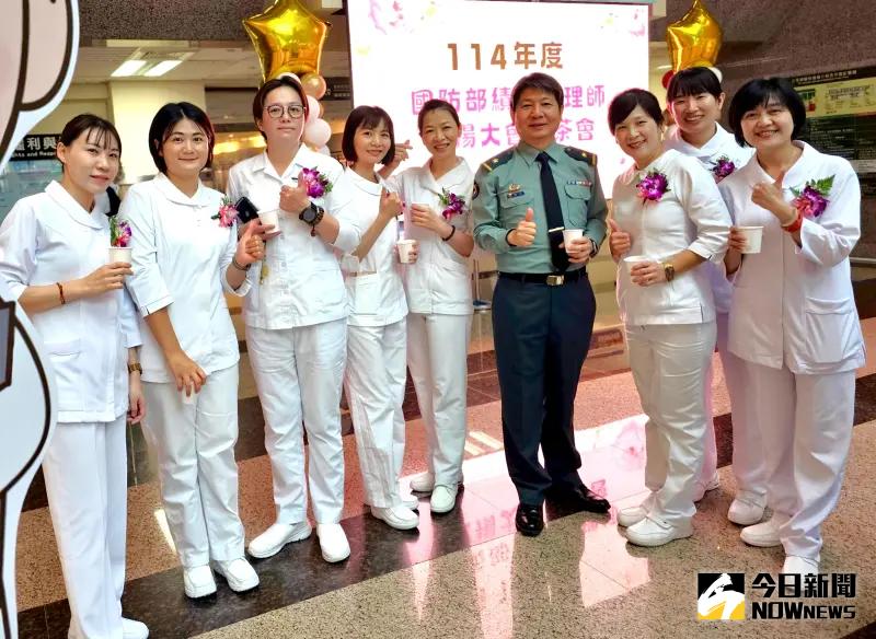 ▲院長吳勝堂（右4），與績優護理獲獎人員合照，並稱讚她們都是最優秀的護理師。（圖／記者莊全成攝，2025.05.08）