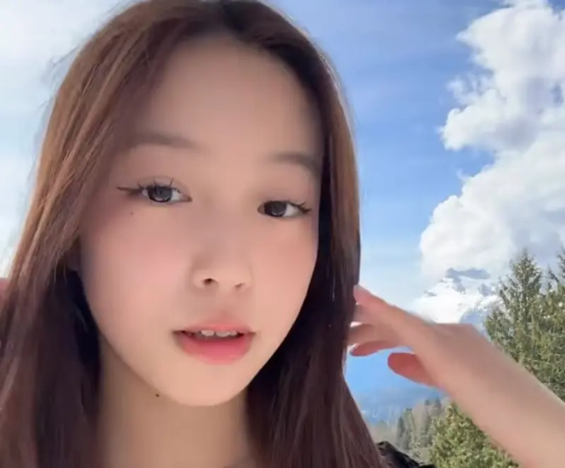 ▲中國藝人趙薇女兒小四月（如圖）已經是15歲的少女，近日她在社群更新自己的照片，有著大眼睛的她被許多網友稱讚「很漂亮」，但有部分網友卻覺得她更像爸爸，而且全身都飄著網紅味！（圖／小四月小紅書）