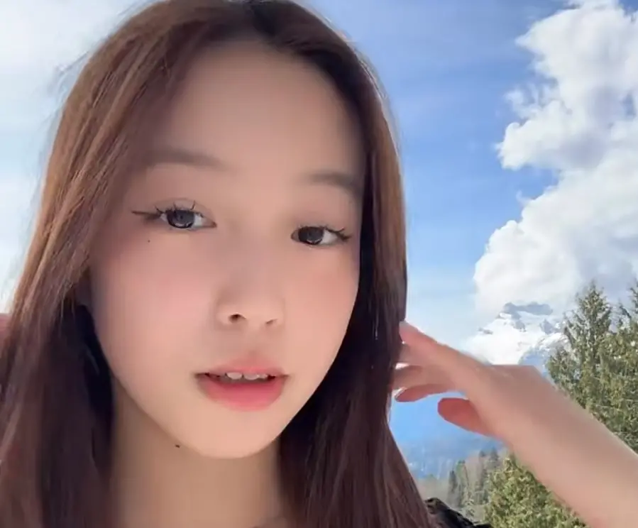 ▲中國藝人趙薇女兒小四月（如圖）已經是15歲的少女，近日她在社群更新自己的照片，有著大眼睛的她被許多網友稱讚「很漂亮」，但有部分網友卻覺得她更像爸爸，而且全身都飄著網紅味！（圖／小四月小紅書）