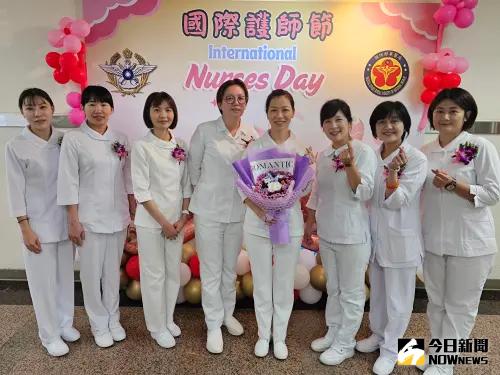 ▲護理部主任陳怡蒨（捧花者），在醫院服務30年，獲頒「績優護理師特殊貢獻獎」，與同時獲獎同仁合影。（圖／記者莊全成攝，2025.05.08）