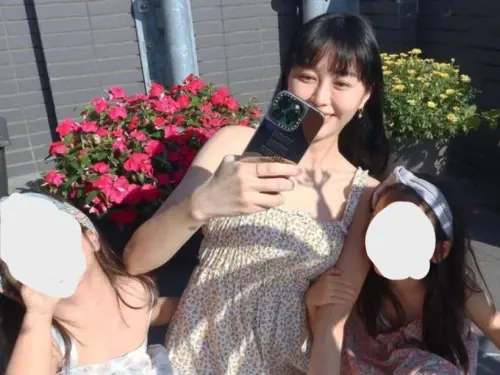 ▲陳佩佩（中）有2個可愛的小棉襖，如今女兒們都已經長大了。（圖／陳佩佩IG）