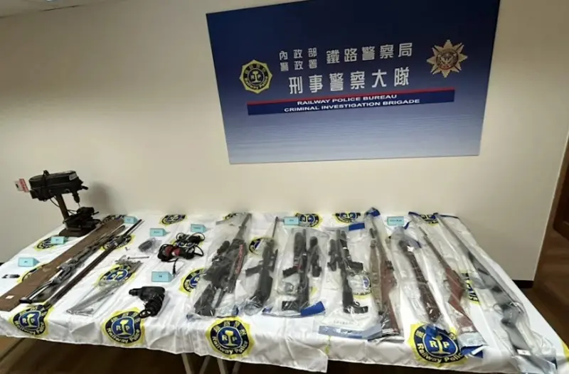 ▲鐵路警察局破獲地下兵工廠，起獲改造長槍8把和各類工具。（圖／鐵路警察局提供）