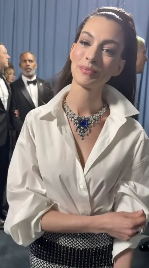 ▲安海瑟薇的臉，粉絲雖然一看就知道有動過醫美手術，至少被讚賞「醫生的技術一流」，也還是達到了恢復青春、亮麗的目的。（圖／摘自IG)