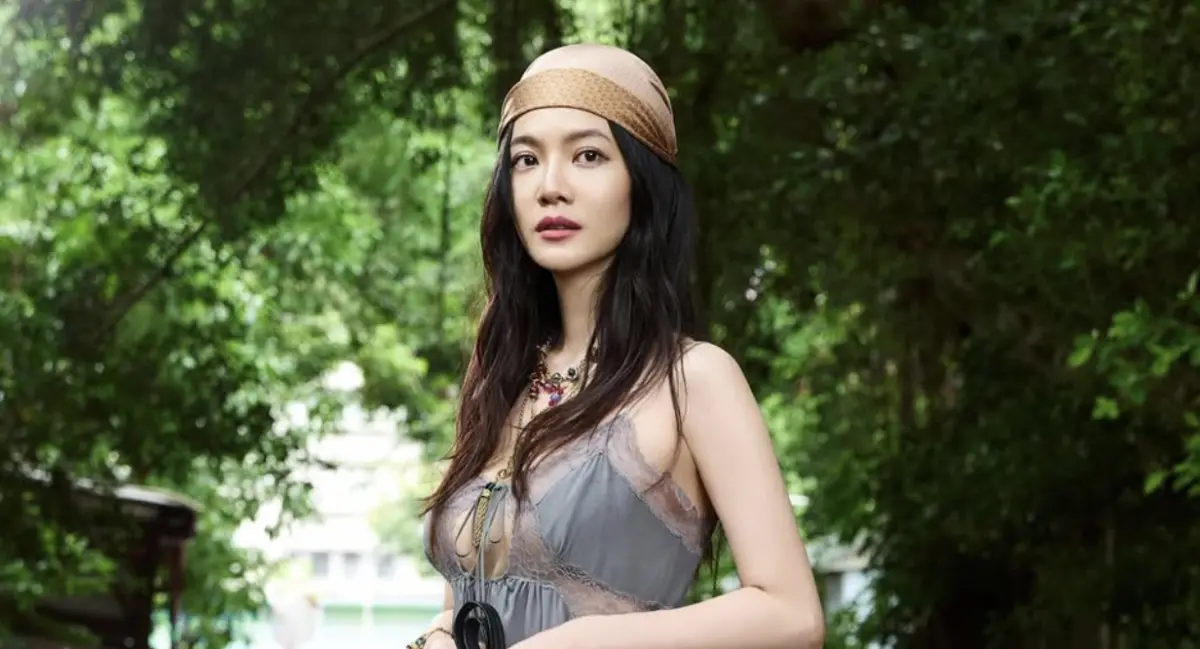 ▲曾之喬曬一系列街拍照，產後身材恢復得很快，細肩帶的灰色洋裝也讓粉絲誇「太辣」。（圖／翻攝自曾之喬IG）