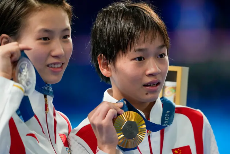 ▲中國大陸跳水天才全紅嬋（圖右者），如今也即將邁入大學校園。根據中國國家體育總局日前公布的「2025年優秀運動員本科保送名單」，來自廣東湛江的全紅嬋，將保送至位於廣州的暨南大學就讀。（圖／美聯社／達志影像）