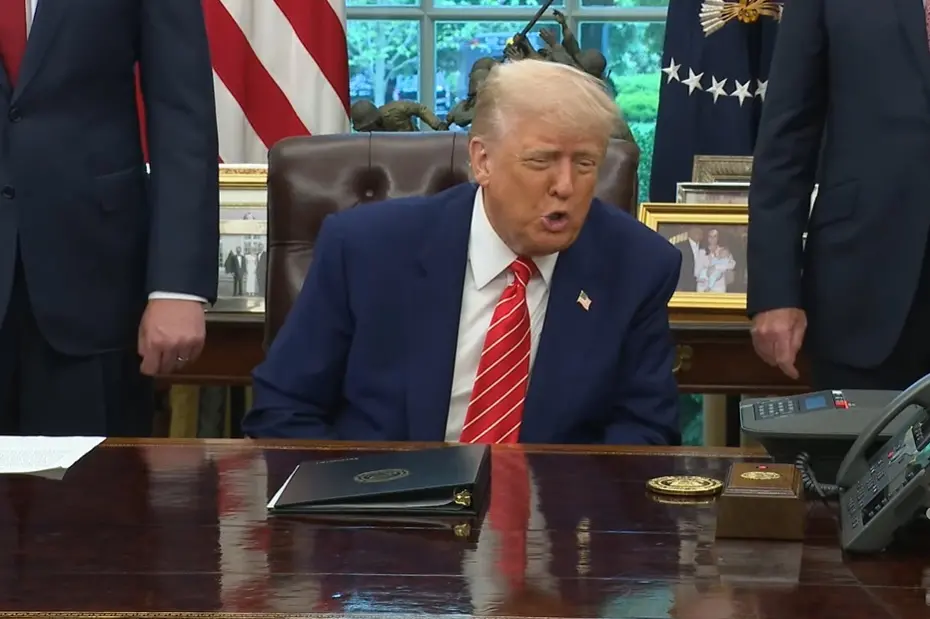 ▲美國總統川普在白宮與英國首相施凱爾通話，宣布與英國達成美英貿易協議。（圖／白宮YouTube）