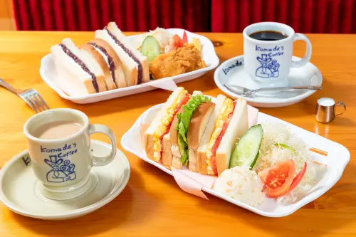 客美多咖啡漲價!5/20飲料貴5元、餐點調漲5~10元 平均漲幅3.5% ▲5月報稅季荷包哭了!繼星巴克、路易莎變貴,日本「客美多咖啡」也宣布漲價,5月20日起飲料變貴5元,人氣餐點像是方堡、炸雞塊、薯條等點心類調漲5~10元,整體平均漲幅約3.5%。(圖/客美多咖啡提供)