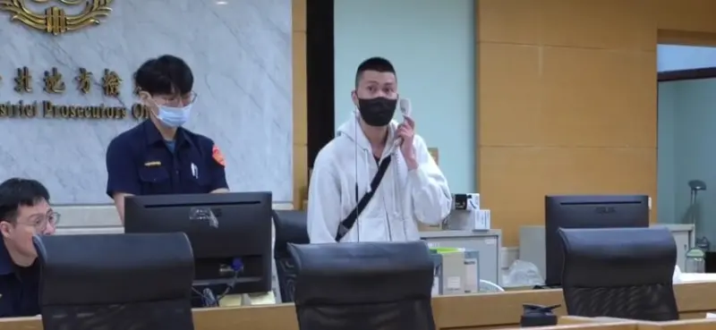 ▲竹聯幫明仁會份子傅丞胤(打電話男子)涉嫌擄走毆打余正煌的討債對象,50萬交保。(圖/翻攝畫面)