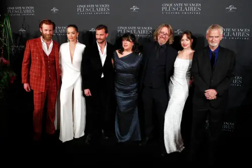 ▲詹姆斯佛利（右一）曾和《格雷的五十道陰影：自由》眾家主要演員與原著作者一起出席首映會。（圖／美聯社／達志影像）