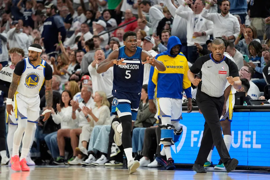 ▲NBA西區季後賽次輪，明尼蘇達灰狼今（9）日主場迎戰金州勇士，半場打完灰狼就取得17分領先，雖勇士第三節一度將落後縮小至5分差，但依舊抵擋不了灰狼火燙手感，終場灰狼以117：93擊敗勇士，系列賽戰成1：1平手。（圖／美聯社／達志影像）