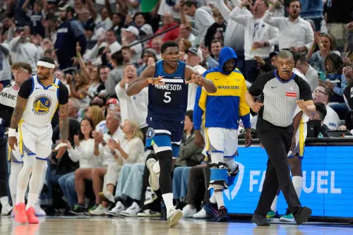 NBA西區季後賽次輪,明尼蘇達灰狼今(9)日主場迎戰金州勇士,半場打完灰狼就取得17分領先,雖勇士第三節一度將落後縮小至5分差,但依舊抵擋不了灰狼火燙手感,終場灰狼以117:93擊敗勇士,系列賽戰成1:1平手。(圖/美聯社/達志影像) ▲NBA西區季後賽次輪,明尼蘇達灰狼今(9)日主場迎戰金州勇士,半場打完灰狼就取得17分領先,雖勇士第三節一度將落後縮小至5分差,但依舊抵擋不了灰狼火燙手感,終場灰狼以117:93擊敗勇士,系列賽戰成1:1平手。(圖/美聯社/達志影像)